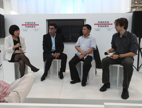 left to right: Zhang Xiaohong (moderator), Kader Abdolah, A Lai, Jeroen Groenewegen-Lau (translator)